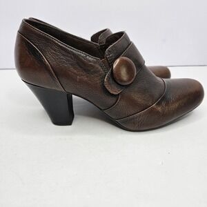 Clarks Bendables‎ Leather Upper Size 8.5M Heel 2.5" Heel To Toe 10.5"